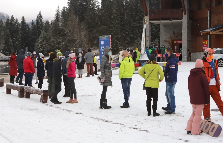 Návštevníci lyžiarskeho strediska Jasná