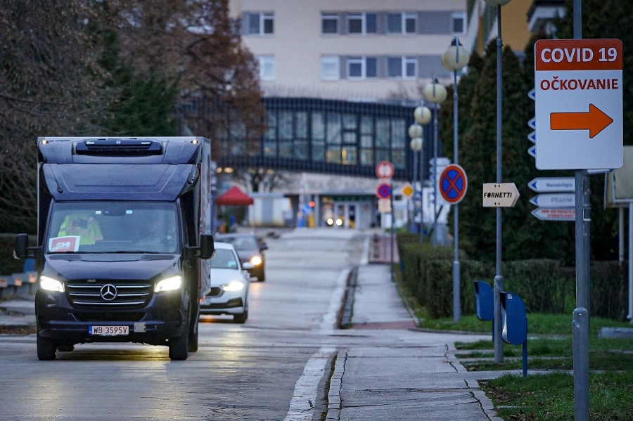 Vakcíny prišli v zaplombovanom vozidle