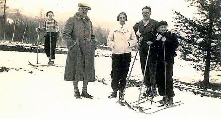 1933: Zimné radovánky rodiny