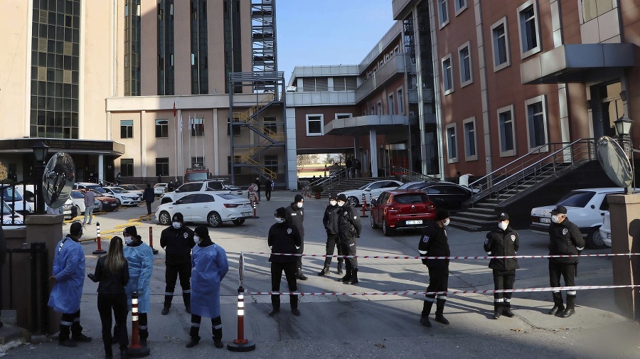 Ľudia, policajti a zdravotný