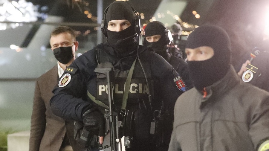 Spolumajiteľ Penty Jaroslav Haščák (vľavo) v sprievode príslušníkov NAKA