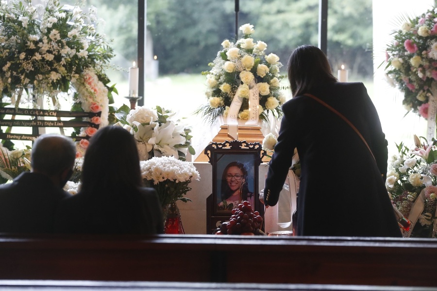 Posledná rozlúčka s Linh († 18), ktorá tragicky zahynula na priechode prechodcov v Bratislave.