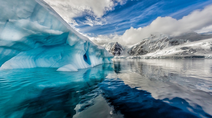 /Iceberg floats in Andord