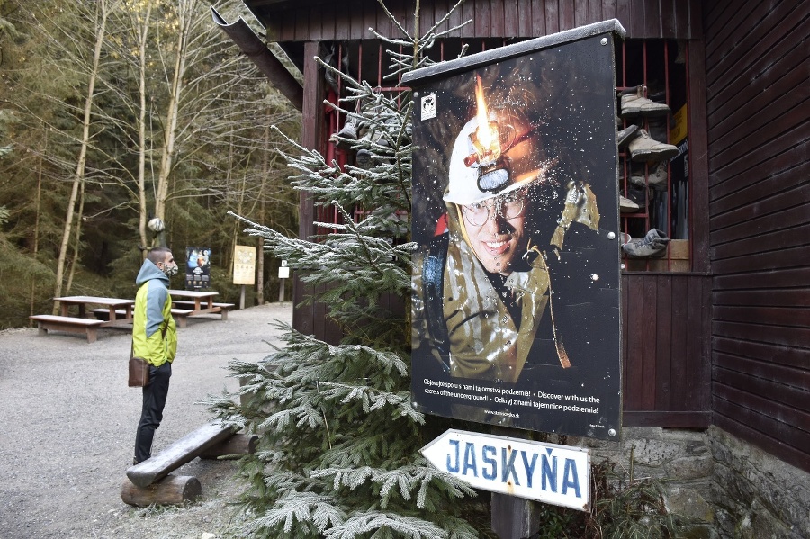 Turista pri chate neďaleko