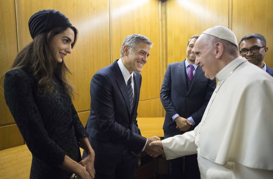 Clooneyovci na audiencii vo Vatikáne.