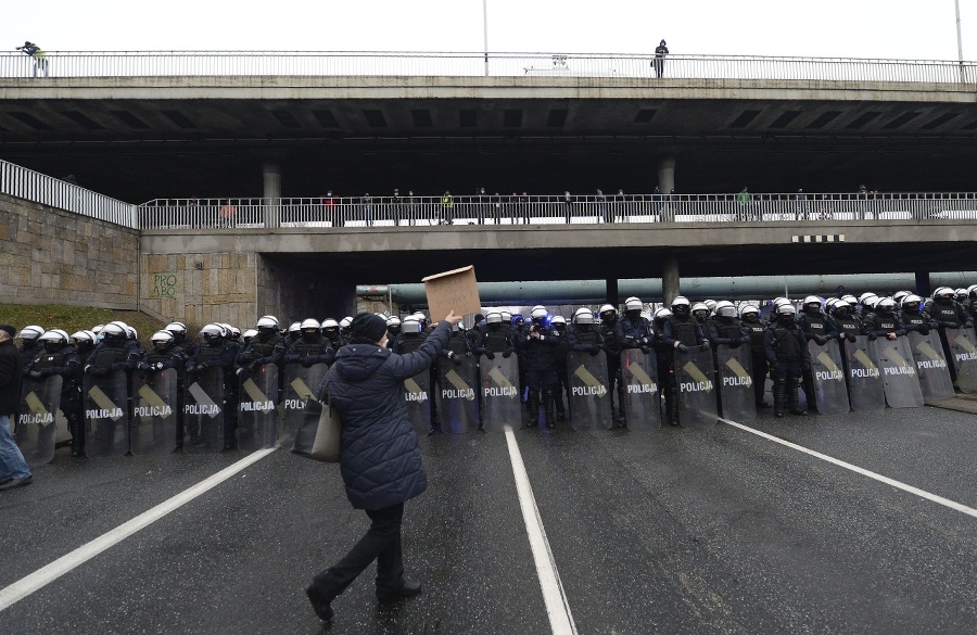 Zasahovali stovky ťažkoodených policajtov.