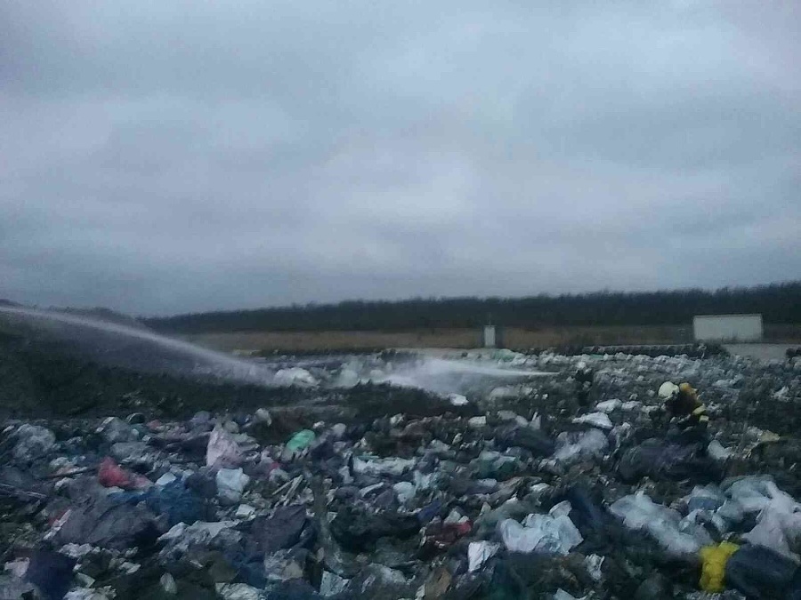 Hasiči zasahujú pri požiari