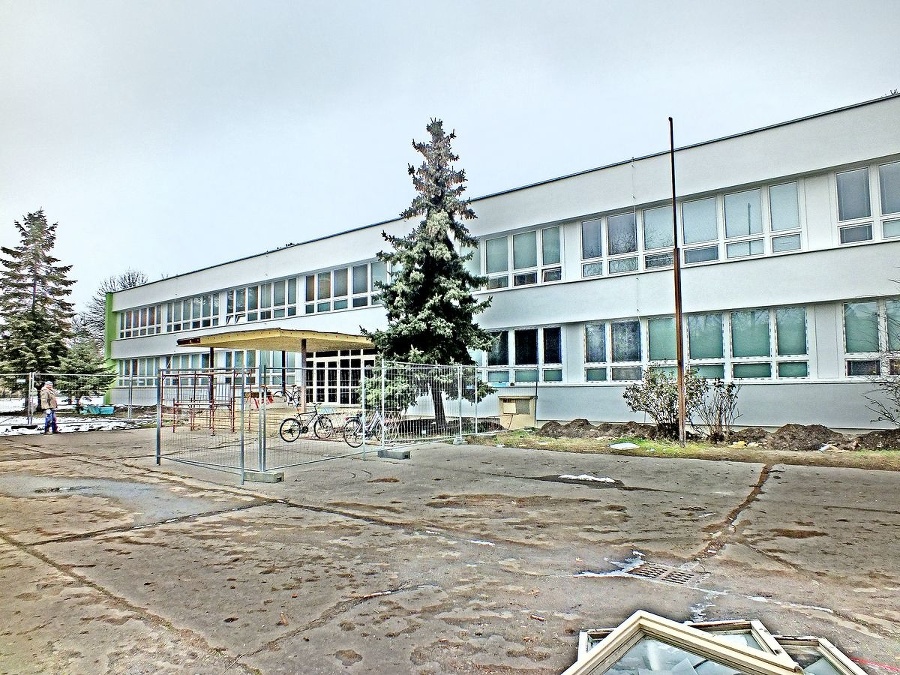 Škola v Nových Zámkoch, kde došlo k tragédii.