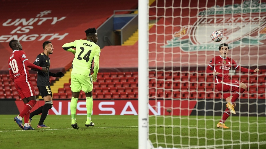 Brankár André Onana bezmocne sleduje, ako Kones skóruje.