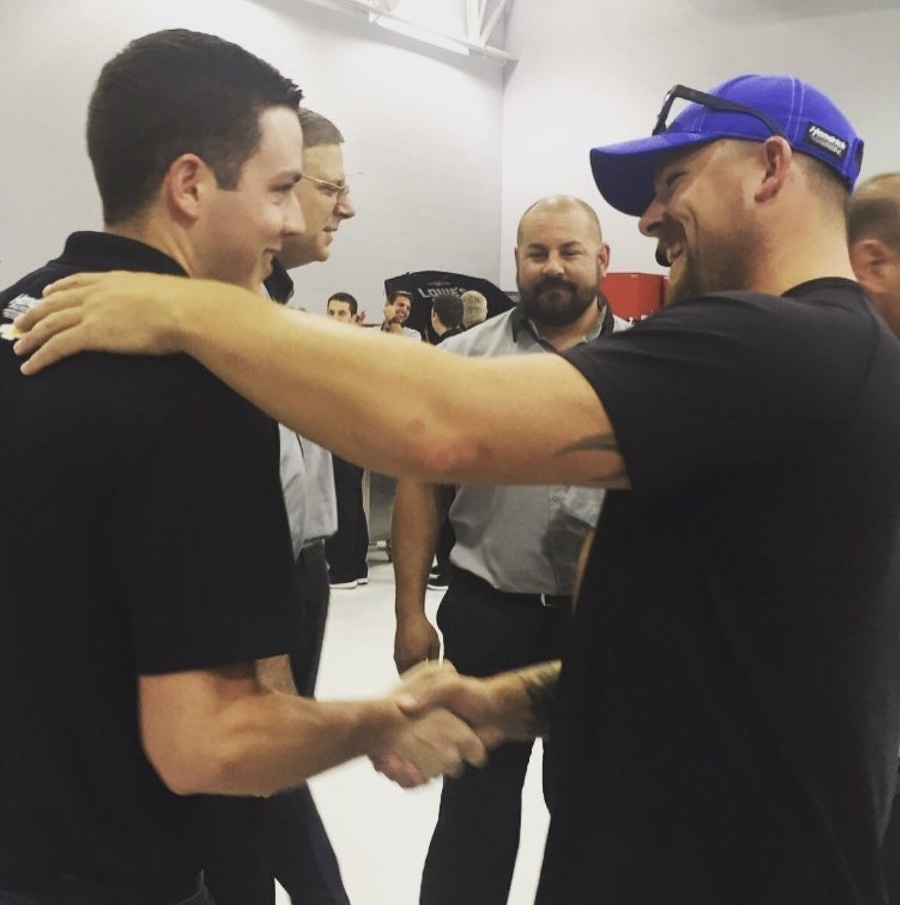 Pretekár NASCARU, Alex Bowman, vyjadril úprimnú sústrasť nad stratou kamaráta a koledu.