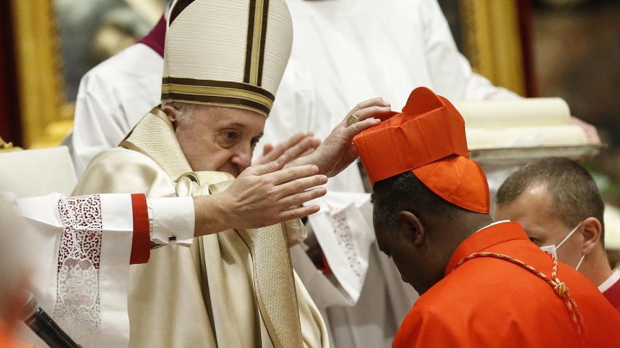 Pápež František (vľavo) vymenúva