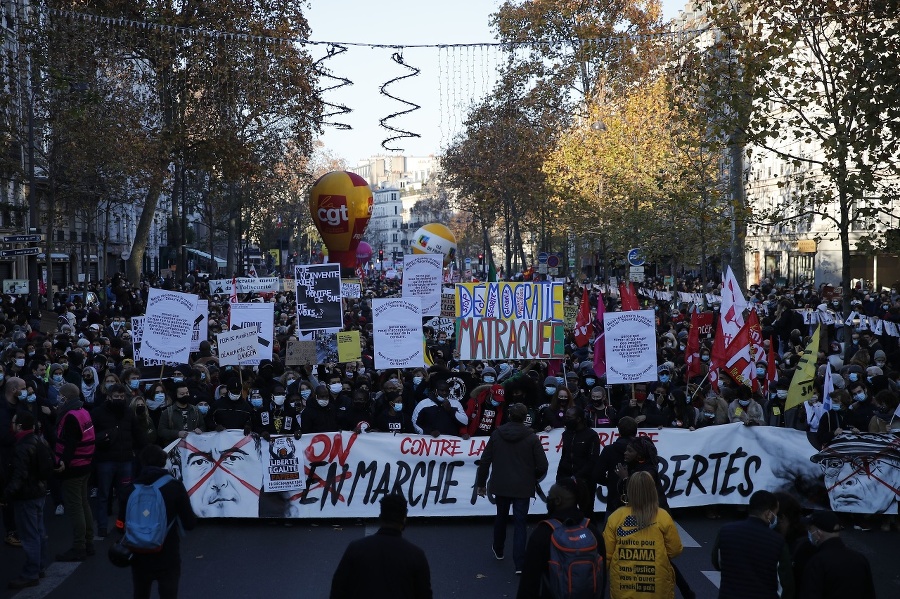 Demonštranti pochodujú počas demonštrácie