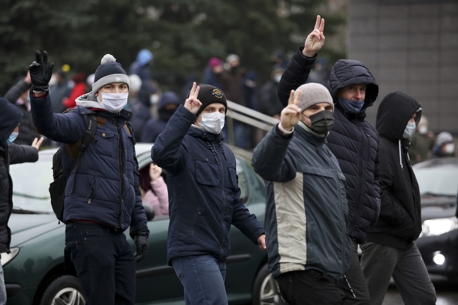 Demonštranti s ochrannými rúškami