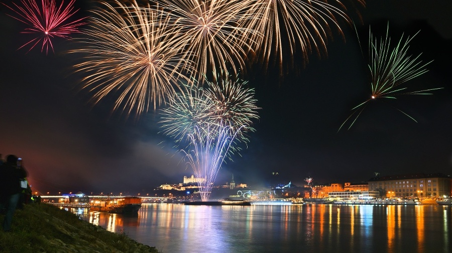 Bratislava nový rok ohňostrojom