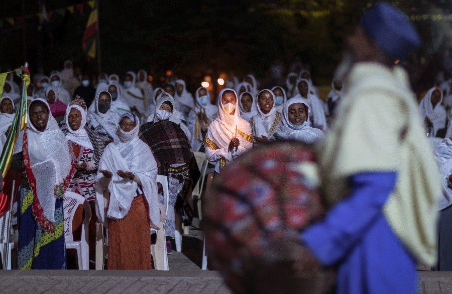 Etiópski pravoslávni kresťania zapaľujú