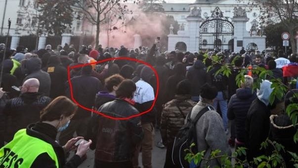 Tínedžer sa zúčastnil na proteste, nebol len okoloidúci.