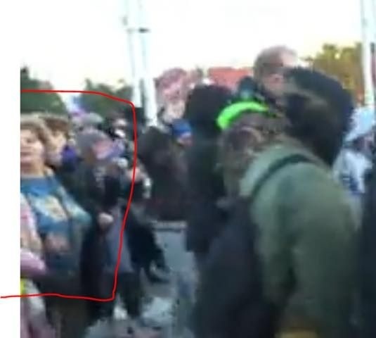 Tínedžer sa zúčastnil na proteste, nebol len okoloidúci.