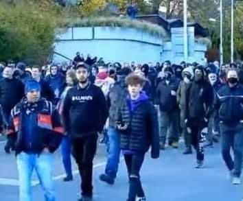 Tínedžer sa zúčastnil na proteste, nebol len okoloidúci.