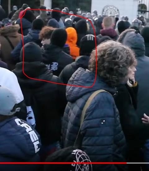 Tínedžer sa zúčastnil na proteste, nebol len okoloidúci.