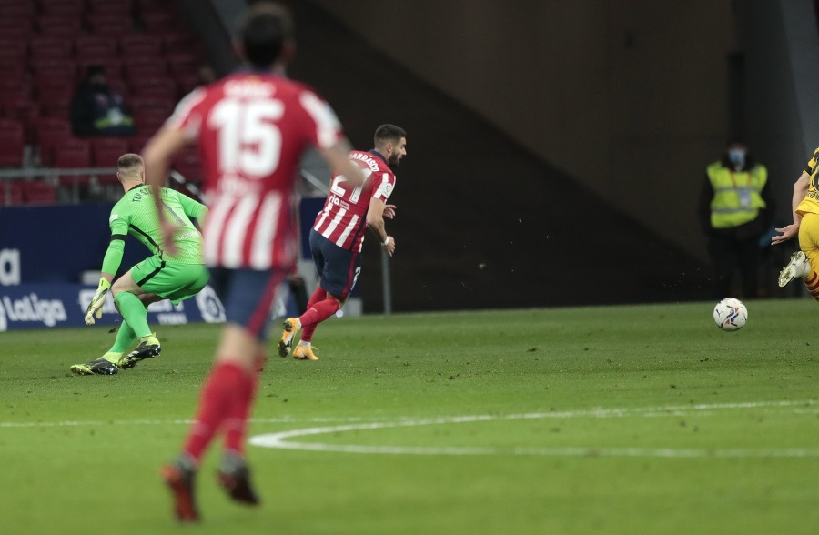Na snímke uprostred belgický stredopoliar Atletica Yannick Carrasco strieľa gól po chybe brankára "Barcy" Marca-Andreho ter Stegena (vľavo) v zápase 10. kola španielskej La Ligy vo futbale Atletico Madrid - FC Barcelona 1:0 v sobotu 21. novembra 2020.