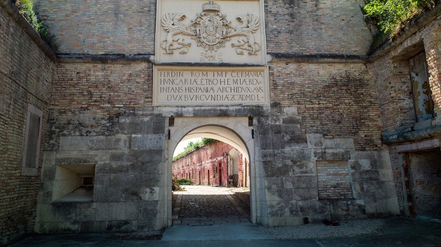 Obnovená Ferdinandova brána Starej