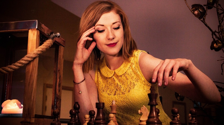 Anna je milovníčkou šachu,