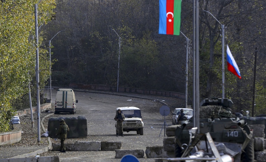 Azerbajdžanský vojak (uprostred) stojí
