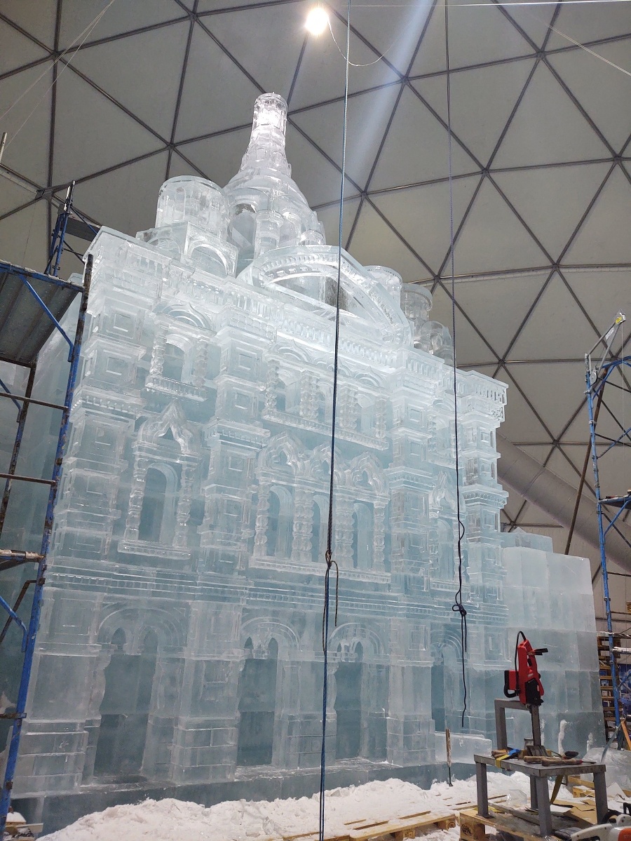 Výroba ľadového chrámu.