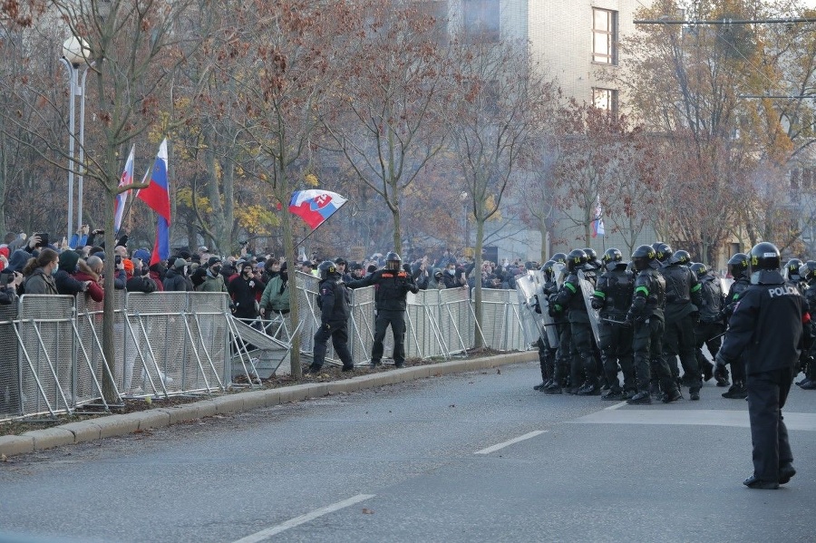 Búrlivé protesty v Bratislave.