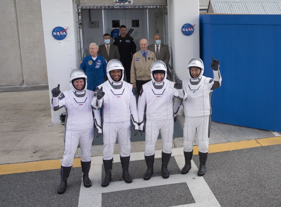 Posádku tvoria astronauti NASA