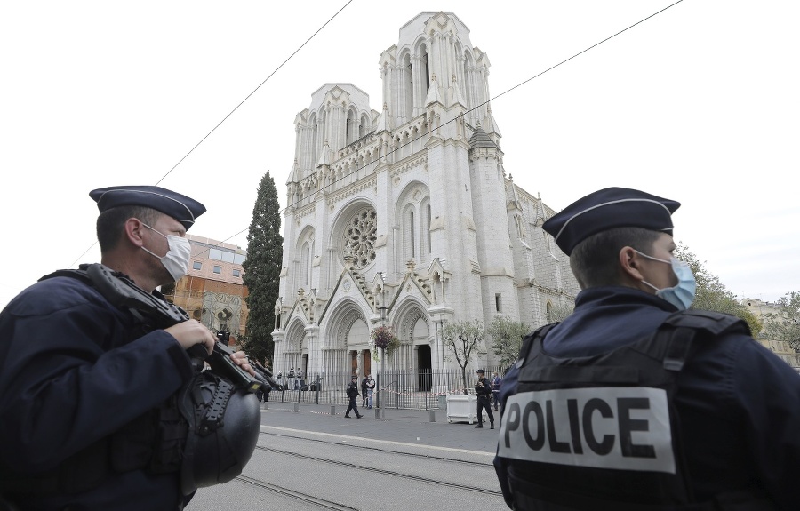 Policajti hliadkujú  pred