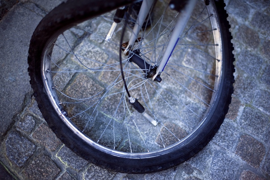A broken wheel bike