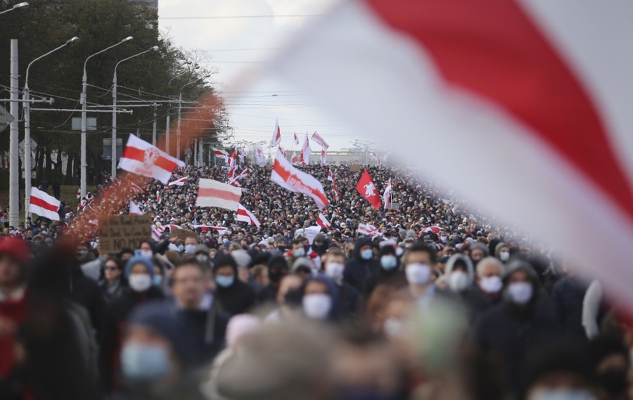 Protesty v Minsku neutíchajú.