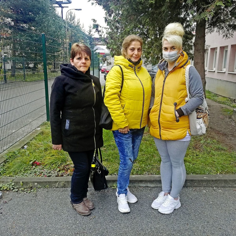 Zľava Anna (54),Marcela (45)