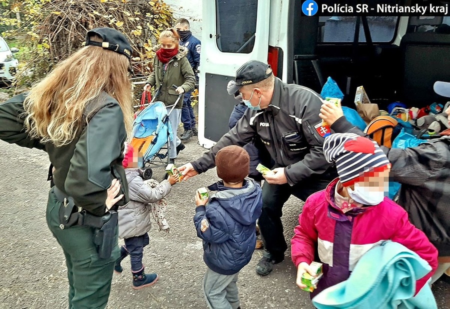 Policajti hladným deťom hneď