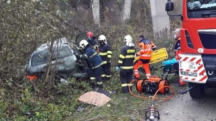 Auto spadlo z mosta.