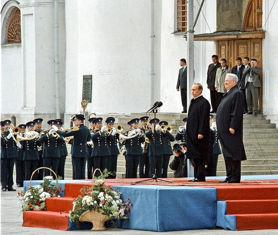 Vladimír Putin stojí na