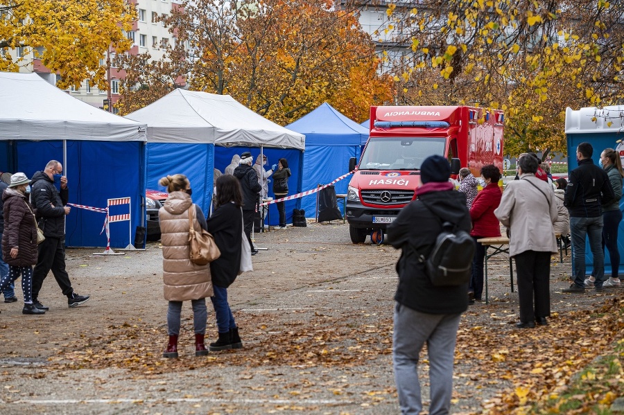 Ľudia čakajúci na výsledok antigénového testu na parkovisku na Baltskej ulici v Bratislave.