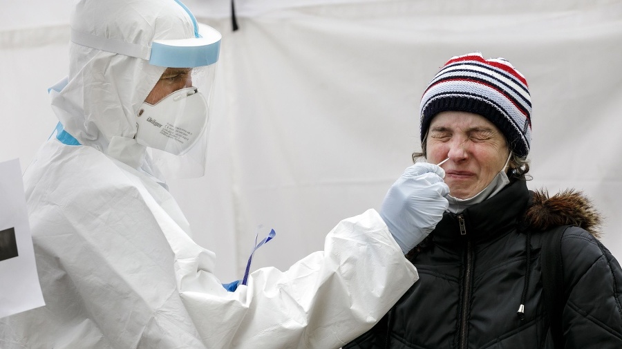 Rakúsky vojenský medicínsky profesionál odoberá vzorky počas testovania na odberovom mieste v areáli Závodiska š.p. v Petržalke v Bratislave.