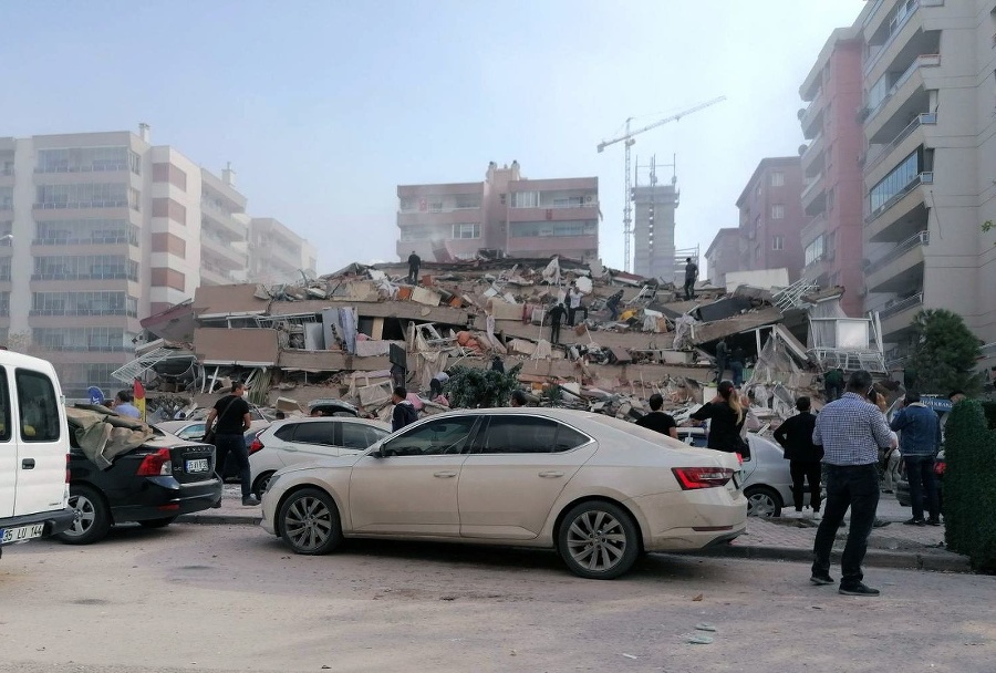 Zrútená budova po zemetrasení.