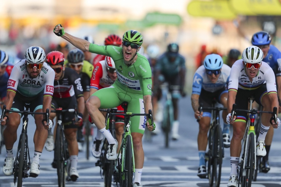 Na snímke Ír Sam Bennett v zelenom drese najlepšieho šprintéra víťazí v záverečnej 21. etape cyklistických pretekov Tour de France z Mantes-la-Jolie do Paríža (122 km).