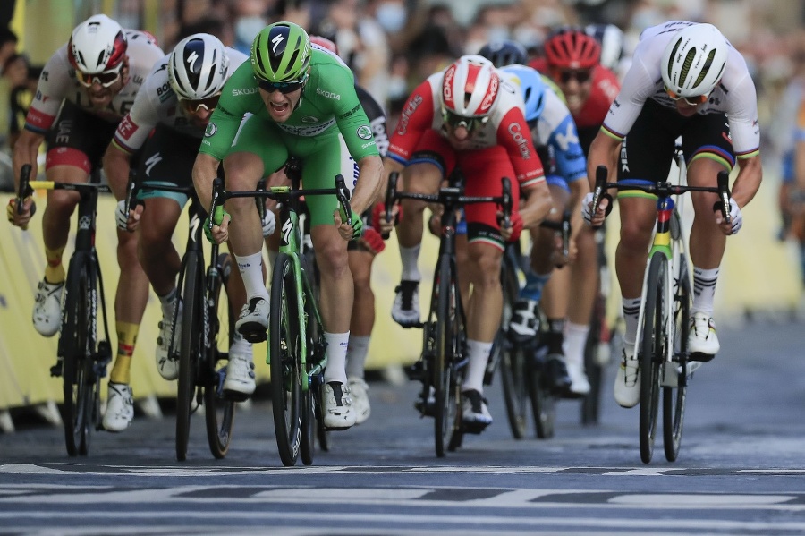 Na snímke uprostred Ír Sam Bennett v zelenom drese najlepšieho šprintéra víťazí v záverečnej 21. etape cyklistických pretekov Tour de France.