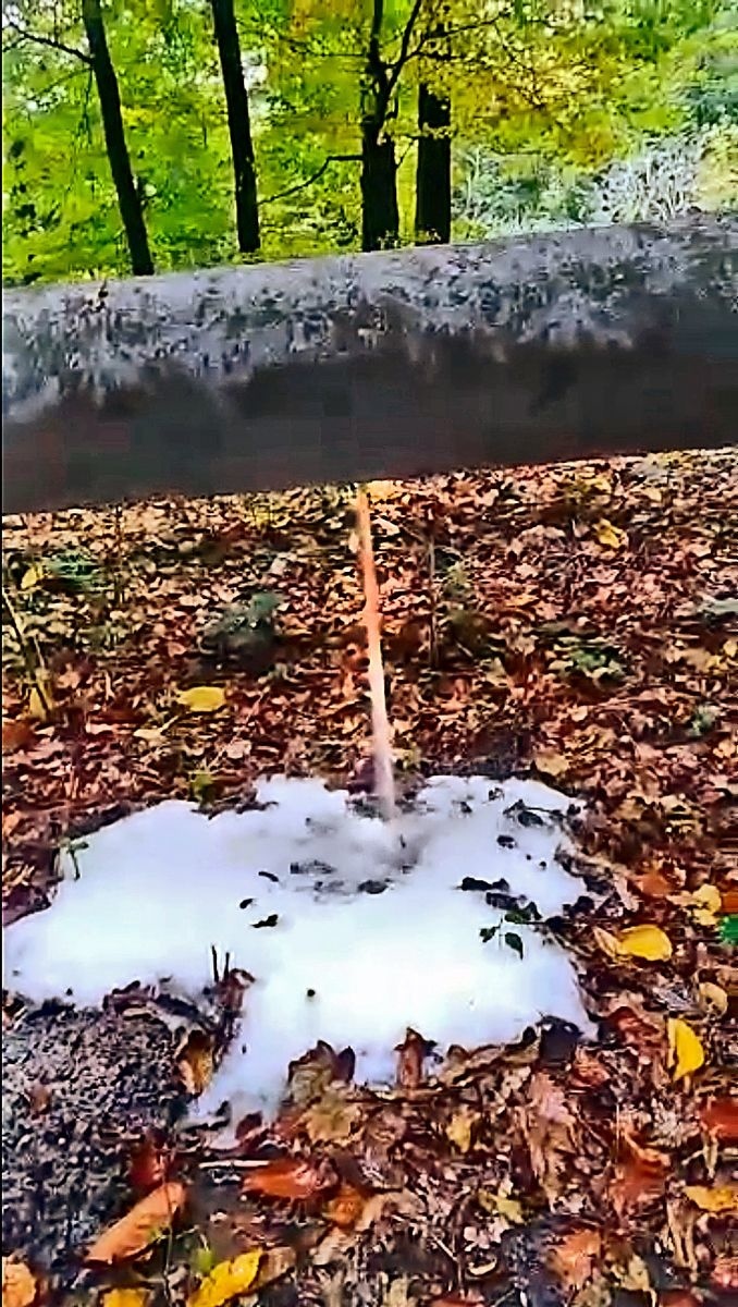 Z potrubia vytekala a striekala špinavá, kalná a spenená tekutina.