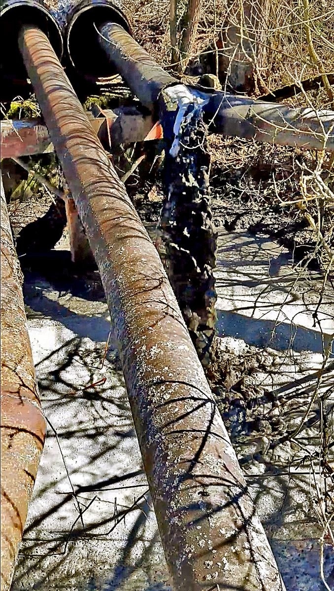 Z potrubia vytekala a striekala špinavá, kalná a spenená tekutina.