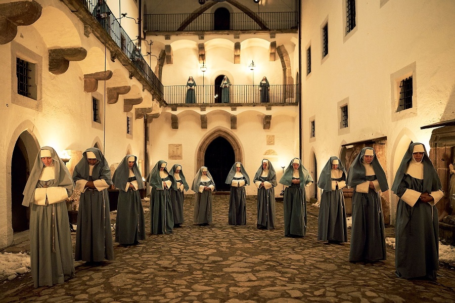 Komparzistky v kostýmoch mníšok