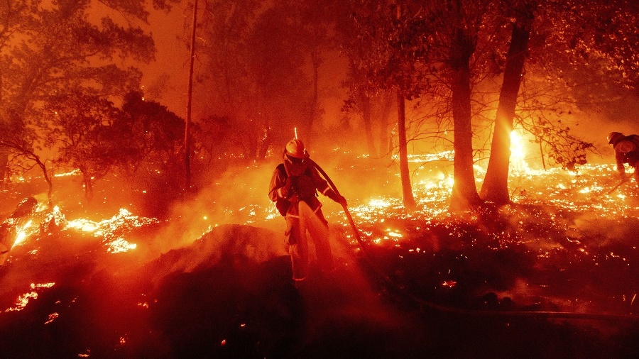 Kalifornskí hasiči ďalej bojujú
