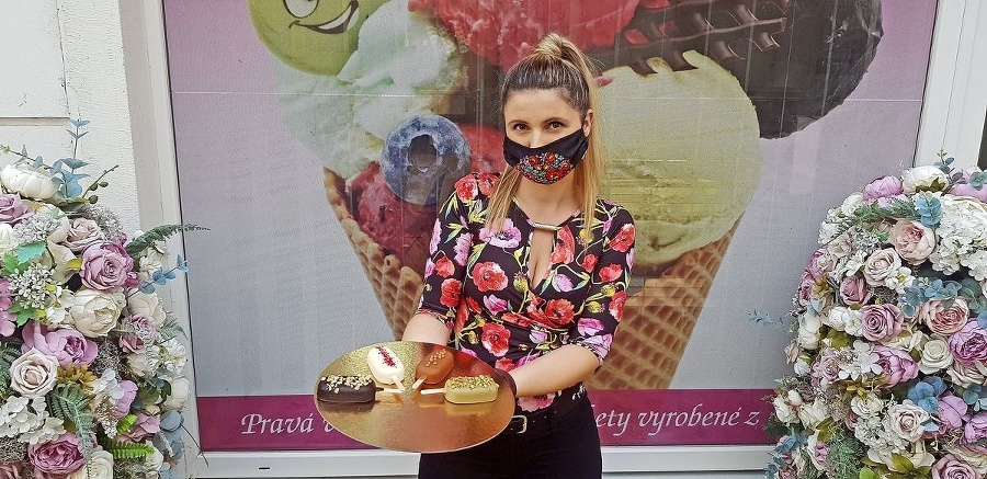Šikovná zmrzlinárka Katarína vraví, že výroba tejto chladenej pochúťky je zdĺhavá, no stojí za to.