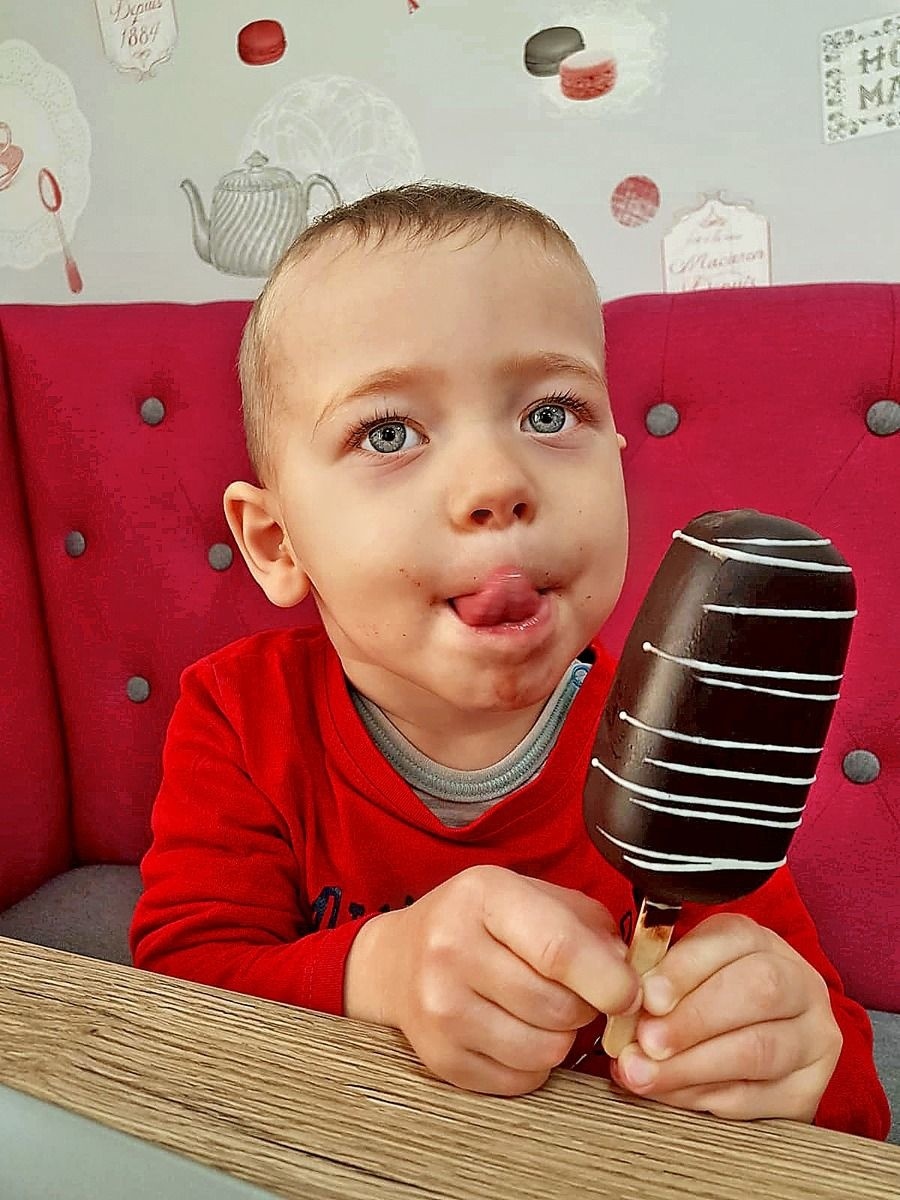 Malému Adamkovi (2) nanuky nesmierne chutia.