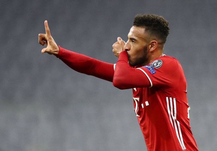 Hráč Bayernu Corentin Tolisso oslavuje tretí gól do bránky Atletico Madrid.