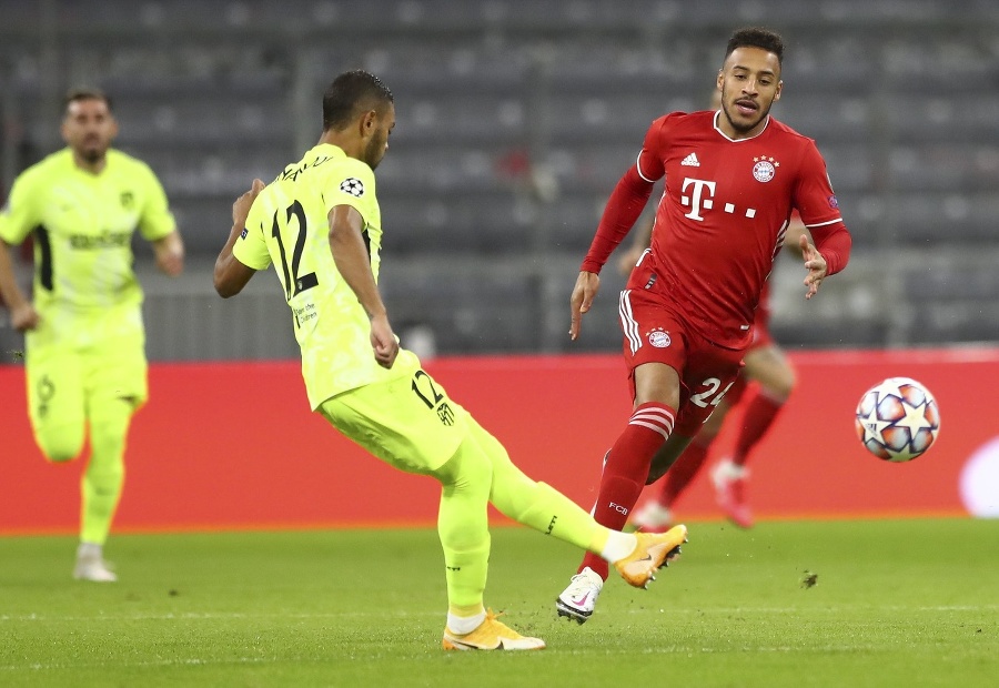 Corentin Tolisso (vpravo) z Bayernu Mníchov a Renan Lodi (vľavo) z Atletica Madrid.